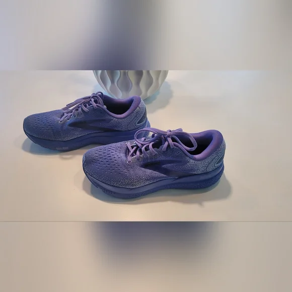 Brooks Ghost 16 Size 9 1/2 - Picture 10 of 12